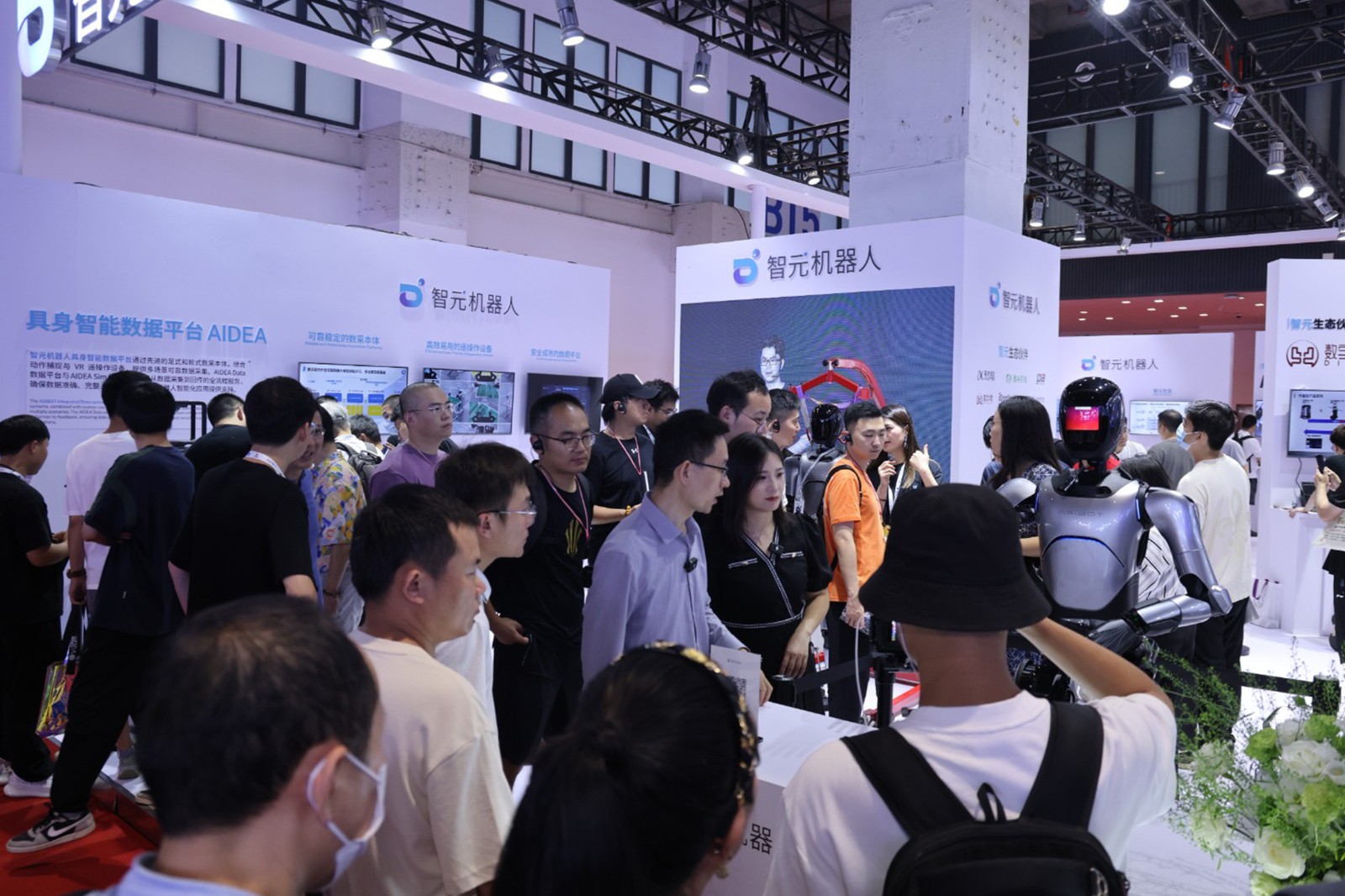 人生就是博机器人亮相世界机器人大会WRC